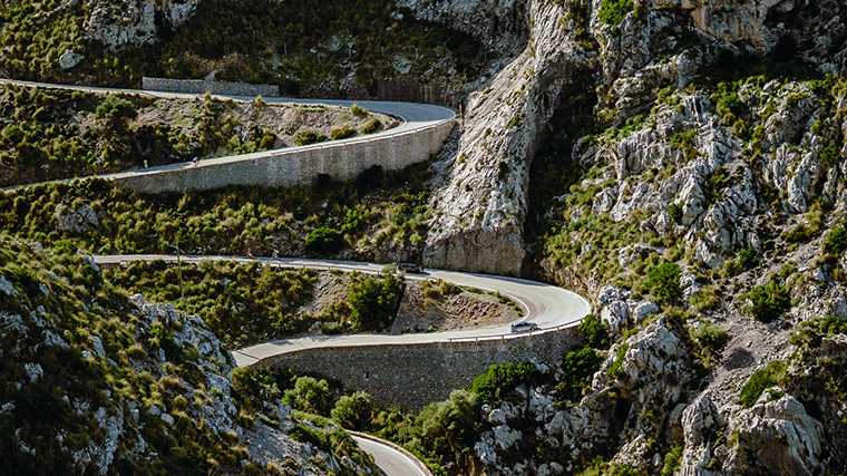 Met je huurauto rijden over kronkelwegen op Mallorca.
