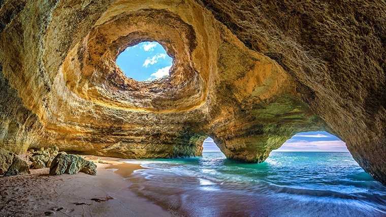 De ruige kusten van de Algarve zijn gemakkelijk bereikbaar met een huurauto.