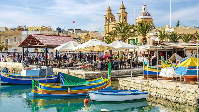 Gezellige terrasjes aan de haven van Marsaxlokk op Malta.