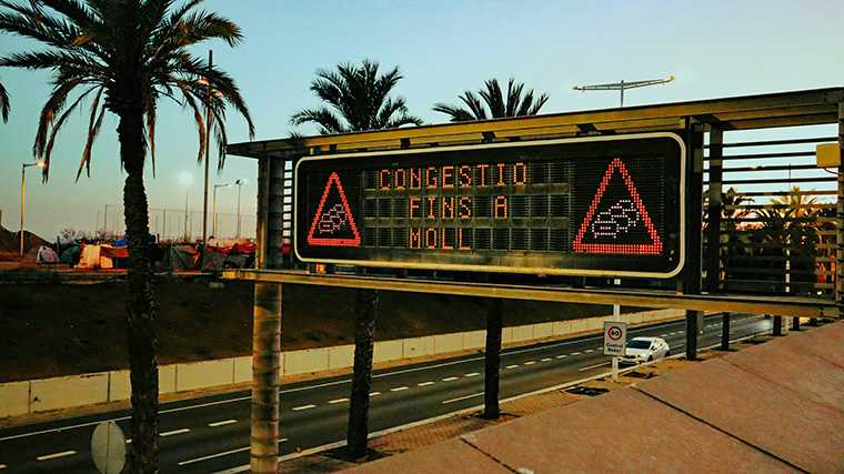 Dit elektronische verkeersbord in Catalonië waarschuwt voor een opstopping verderop.