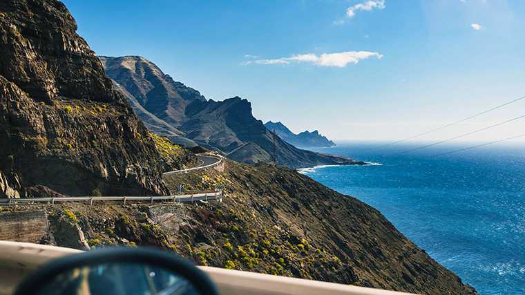 Een kustweg op Gran Canaria, een van de Canarische Eilanden.