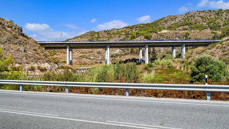 Viaduct in Spanje, wegeninfrastructuur van hoge kwaliteit.