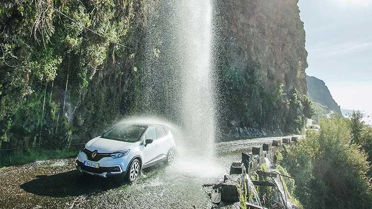 Auto onder waterval, Madeira.