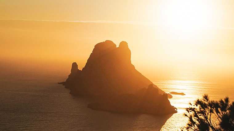 Prachtig silhouet van Es Vedrà bij zonsondergang, Ibiza.