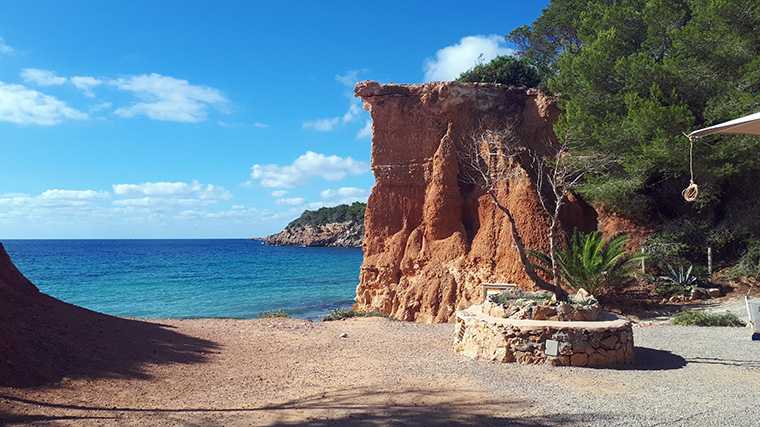 De toegang tot het strand van Sa Caleta aan de zuidkust van Ibiza.