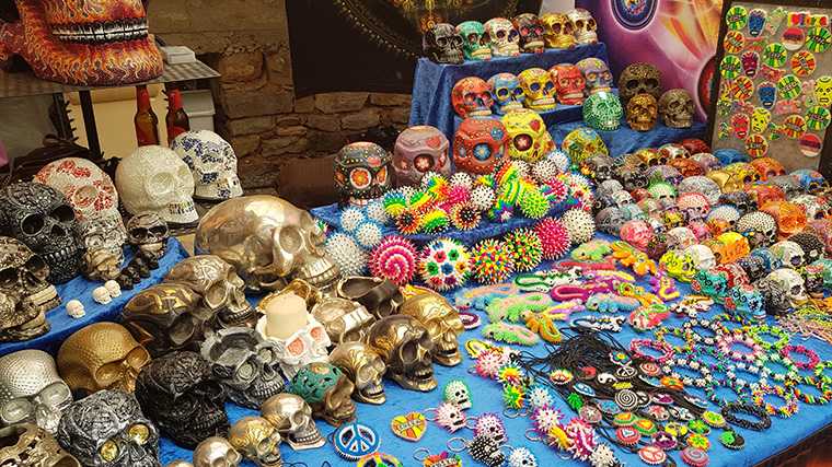 Kleurrijke, maar ook enigszins lugubere souvenirs op de hippiemarkt Las Dalias, Ibiza.