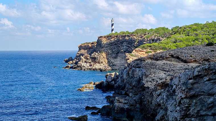 Ontdek met je huurauto de ruige noordkust van Ibiza.
