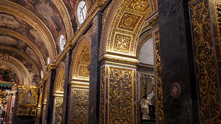 Het ongelooflijk rijk versierde interieur van St John's Co-Cathedral in Valletta, Malta.