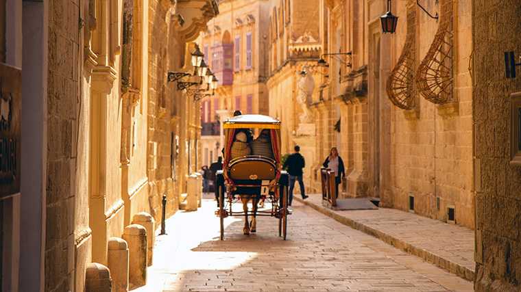 In Mdina kun je niet met je huurauto rondrijden, maar wel met een paardenkoetsje.