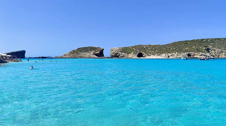 De Blue Lagoon is prachtig, maar in de zomermaanden erg druk.