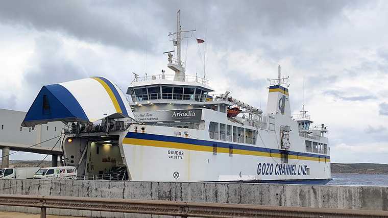 De huurauto kan gemakkelijk mee op de veerboot tussen Malta en Gozo.