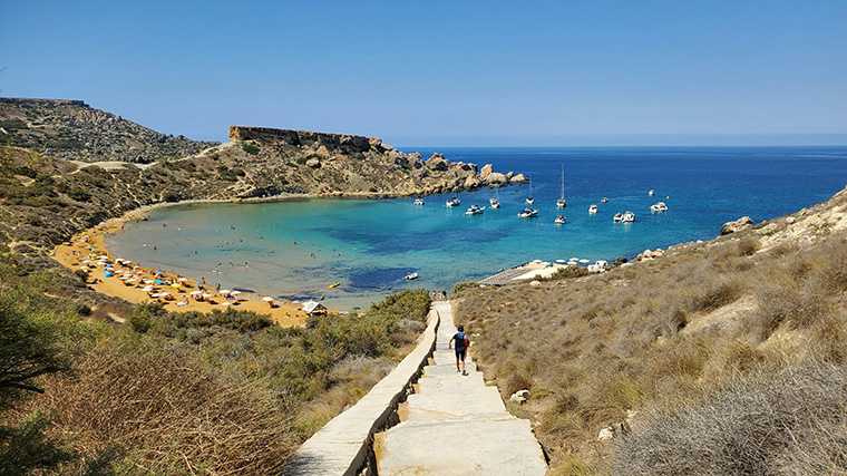 Met een huurauto rijd je gemakkelijk naar de verschillende stranden van Malta, zoals Għajn Tuffieħa in het noordwesten.