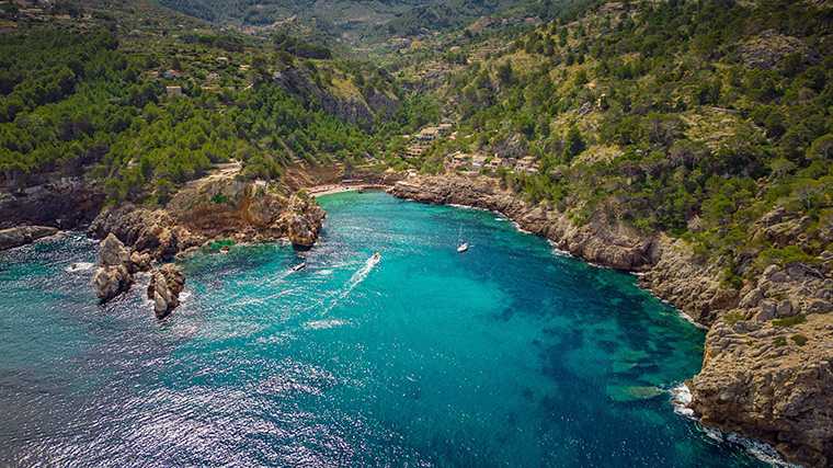 De noordwestkust van Mallorca heeft fraaie baaitjes, zoals Cala Deià.