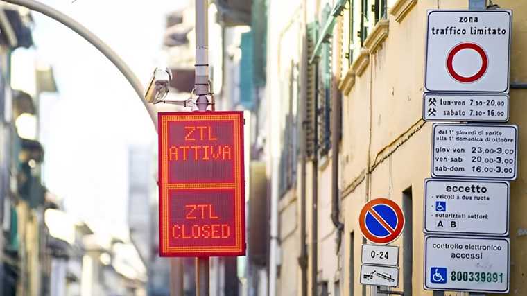 Rijd met je huurauto in Italië nooit voorbij het bord dat aangeeft dat een ZTL-zone actief is.