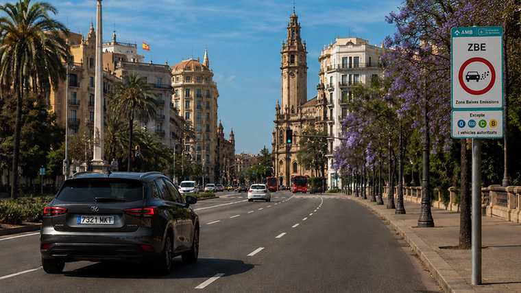 In Catalonië heet een milieuzone een Zona de Baixes Emissions.