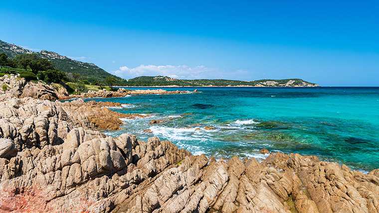 De Smaragdkust – Costa Smeralda – is waar Sardinië beroemd om is.