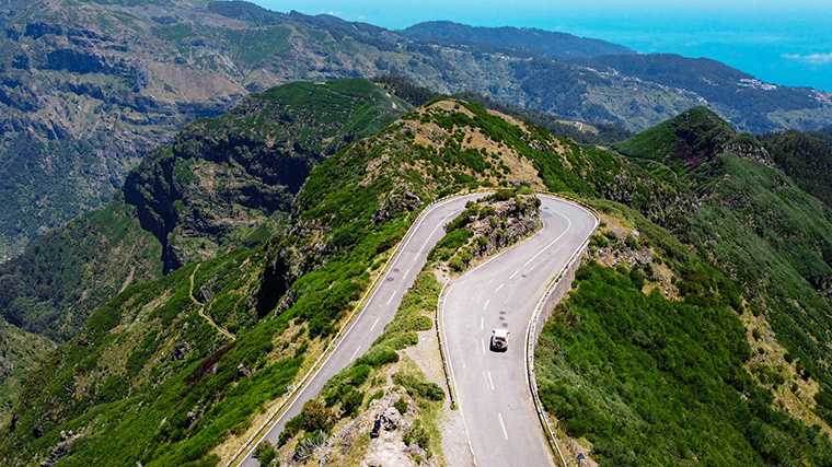 De wegen op Madeira zijn vaak kronkelig, maar je geniet van fantastische uitzichten.