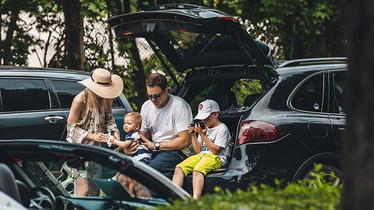 Op vakantie met kinderen en huurauto.