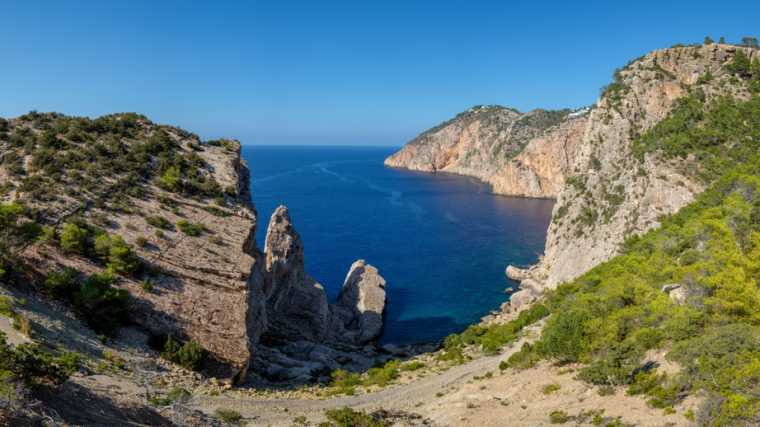 Rijd met je huurauto niet rechtstreeks van Sant Mateu naar Sant Vicent, maar maak uitstapjes naar de kust.