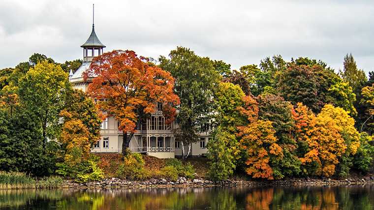 Villa Kivi, una casa para escritores situada en la bahía de Töölönlahti, en Helsinki, la capital de Finlandia.
