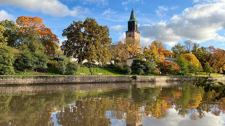 La catedral de Turku, rodeada de árboles con los colores del otoño.