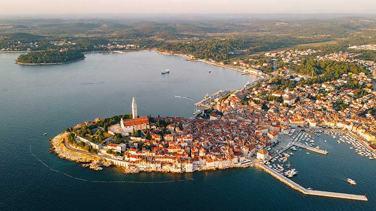 La ciudad medieval de Rovinj está situada en una península de la región montañosa de Istria, en Croacia.