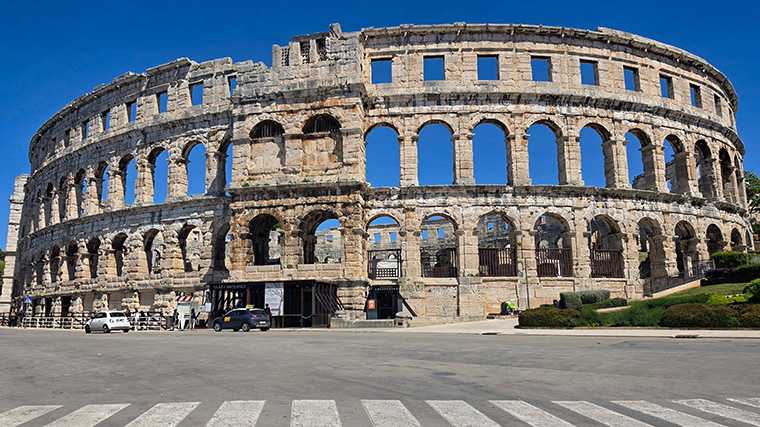 En el impresionante anfiteatro de Pula se celebran espectáculos con frecuencia.