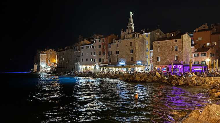 Restaurantes acogedores a lo largo del puerto de Rovinj.