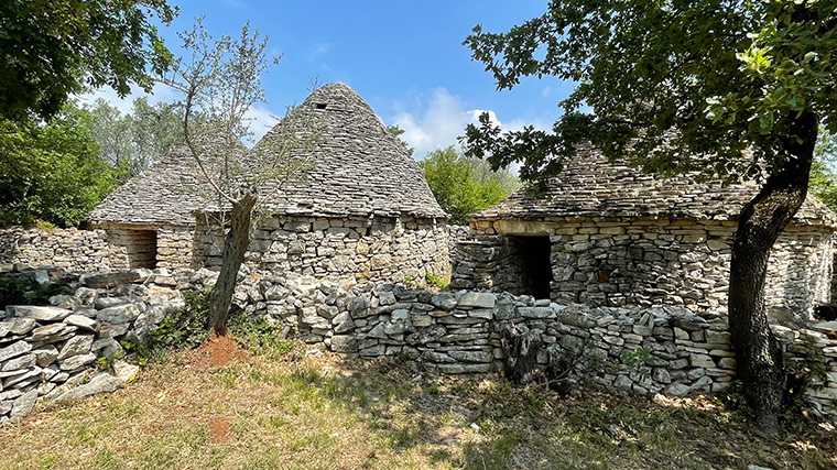 En el sur de Istria encontrarás las llamadas «kažuna»: refugios que construyeron los campesinos en los siglos XVIII y XIX.