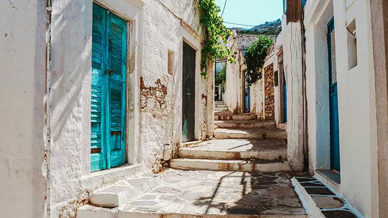 En la isla griega de Naxos encontrarás un montón de pueblos blancos con mucho encanto.