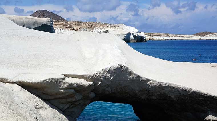 Las rocas de un blanco inmaculado de la costa norte de Milos contrastan muy bien con el azul del mar.