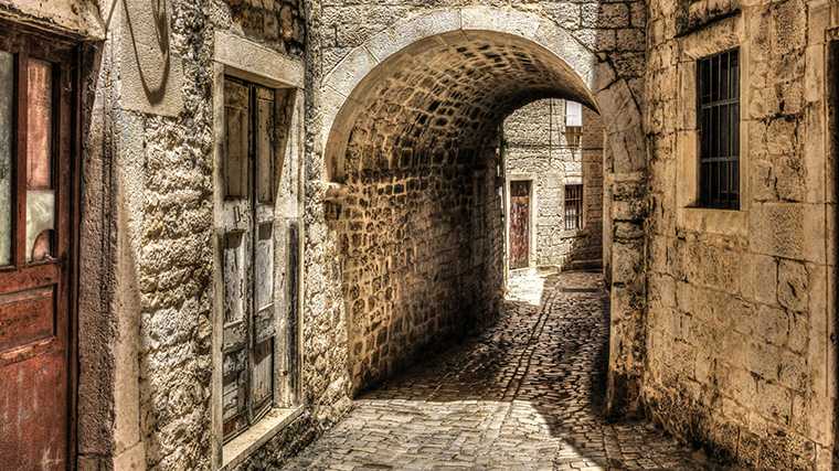 Por las callejuelas del casco antiguo de Trogir puedes pasarte horas dando vueltas. (Foto: https://unsplash.com/@sinushyperbolicus)