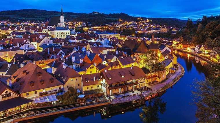 Por la noche, los turistas de un día ya se han ido y tú puedes disfrutar a tope del precioso Český Krumlov, en la República Checa.
