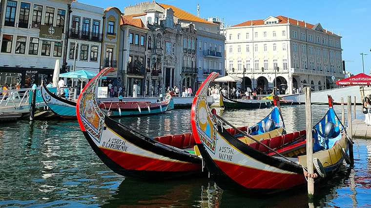 Los coloridos moliceiros se usan para dar paseos en barco por los canales de Aveiro, en Portugal.