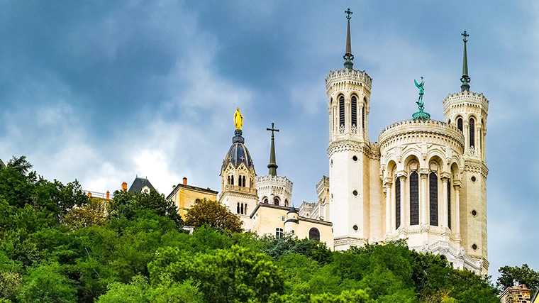 La Basílica de Fourvière se alza imponente sobre Lyon.