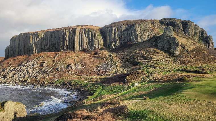 Los escarpados acantilados de Blackwaterfoot, en la costa oeste de la isla de Arran.