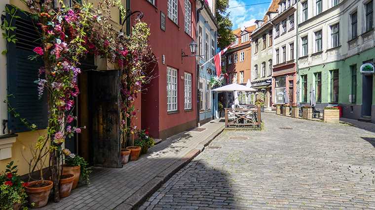 En las calles de Riga hay terrazas por todas partes, que cobran vida sobre todo por la noche.