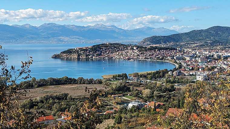 Ohrid está a orillas del lago del mismo nombre, que Macedonia del Norte comparte con Albania.