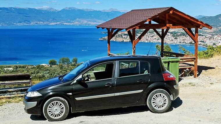 Un coche de alquiler junto al lago de Ohrid, en Macedonia del Norte.