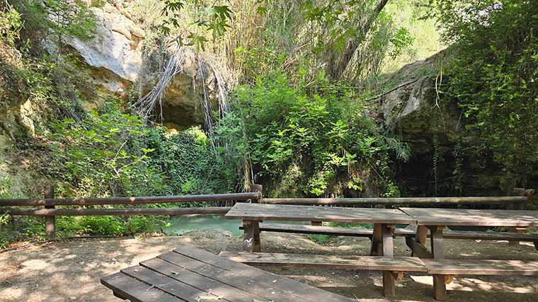 Junto a la cascada de Kremiotis, al oeste de Chipre, hay bancos para hacer un pícnic.