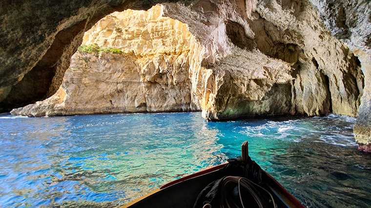 En Malta, a los niños les encanta dar un paseo en barco por la Gruta Azul.