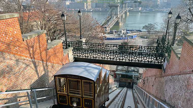 Desde el teleférico de Budapest tienes unas vistas preciosas del emblemático puente sobre el Danubio.
