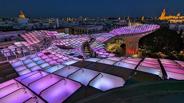 El Metropol Parasol (Setas de Sevilla) queda muy bonito iluminado por la noche.