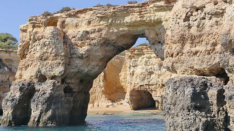 Las rocas escarpadas de la playa de Praia de Marinha, en la costa sur de Portugal.