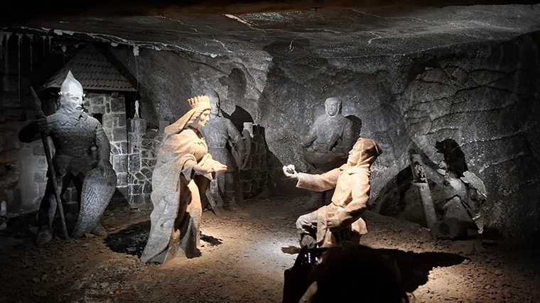 En la antigua mina de sal hay figuras talladas en la sal.
