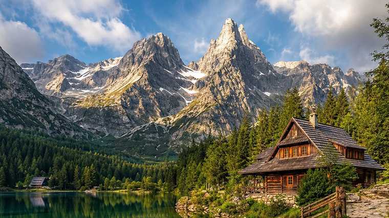 En los Tatras puedes hacer unas excursiones de montaña increíbles junto a lagos de aguas cristalinas y refugios de montaña.