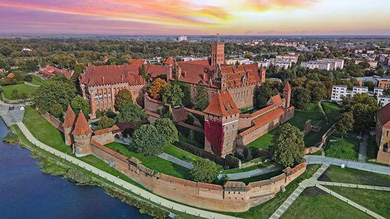 El castillo más grande del mundo está en Polonia.