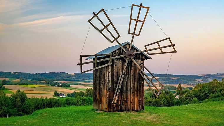 Durante tu viaje por carretera por Polonia te encontrarás con estos molinos de viento tradicionales de madera.