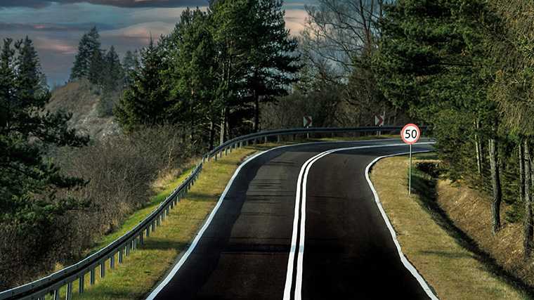 Las carreteras polacas están bien cuidadas. Esta es la carretera que lleva a las cimas de Trzy Korony, en el sur de Polonia.