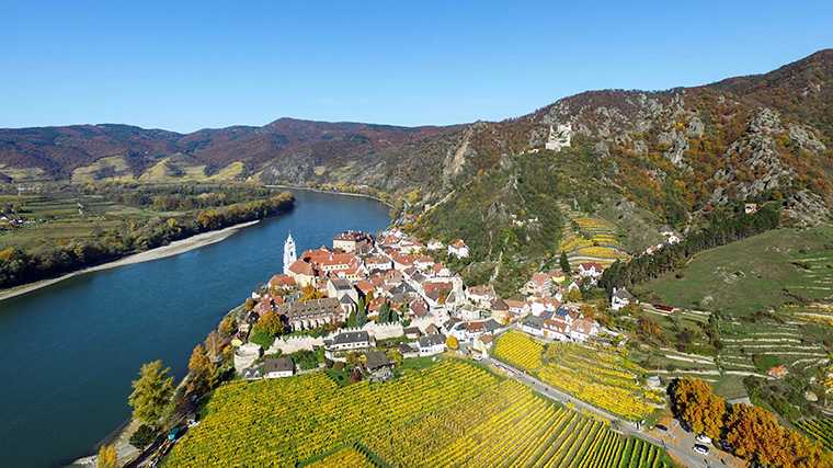 Alquila un coche en Viena para hacer un viaje por carretera por el precioso valle de Wachau.